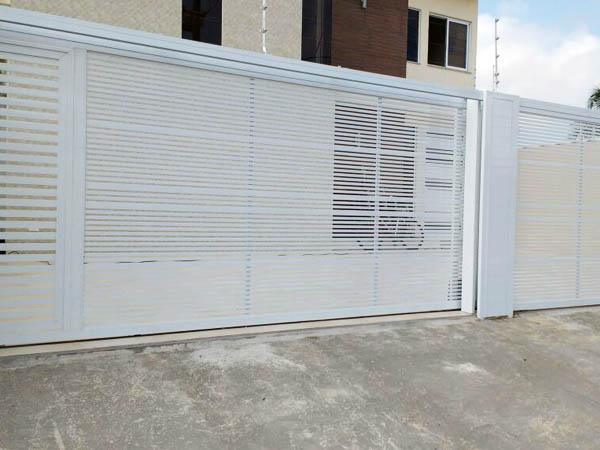 portão automático deslizante branco instalado