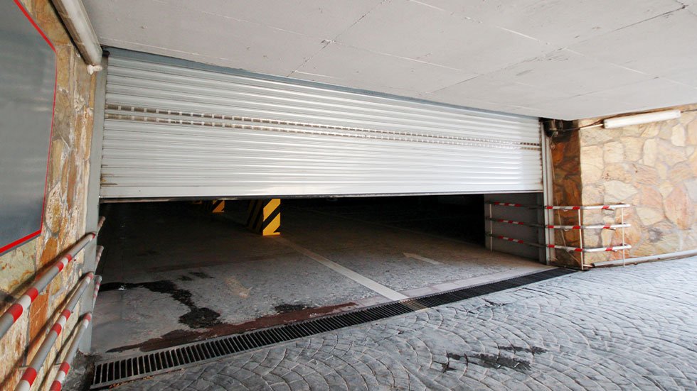 imagem ilustrativa de manutencao de porta automatica